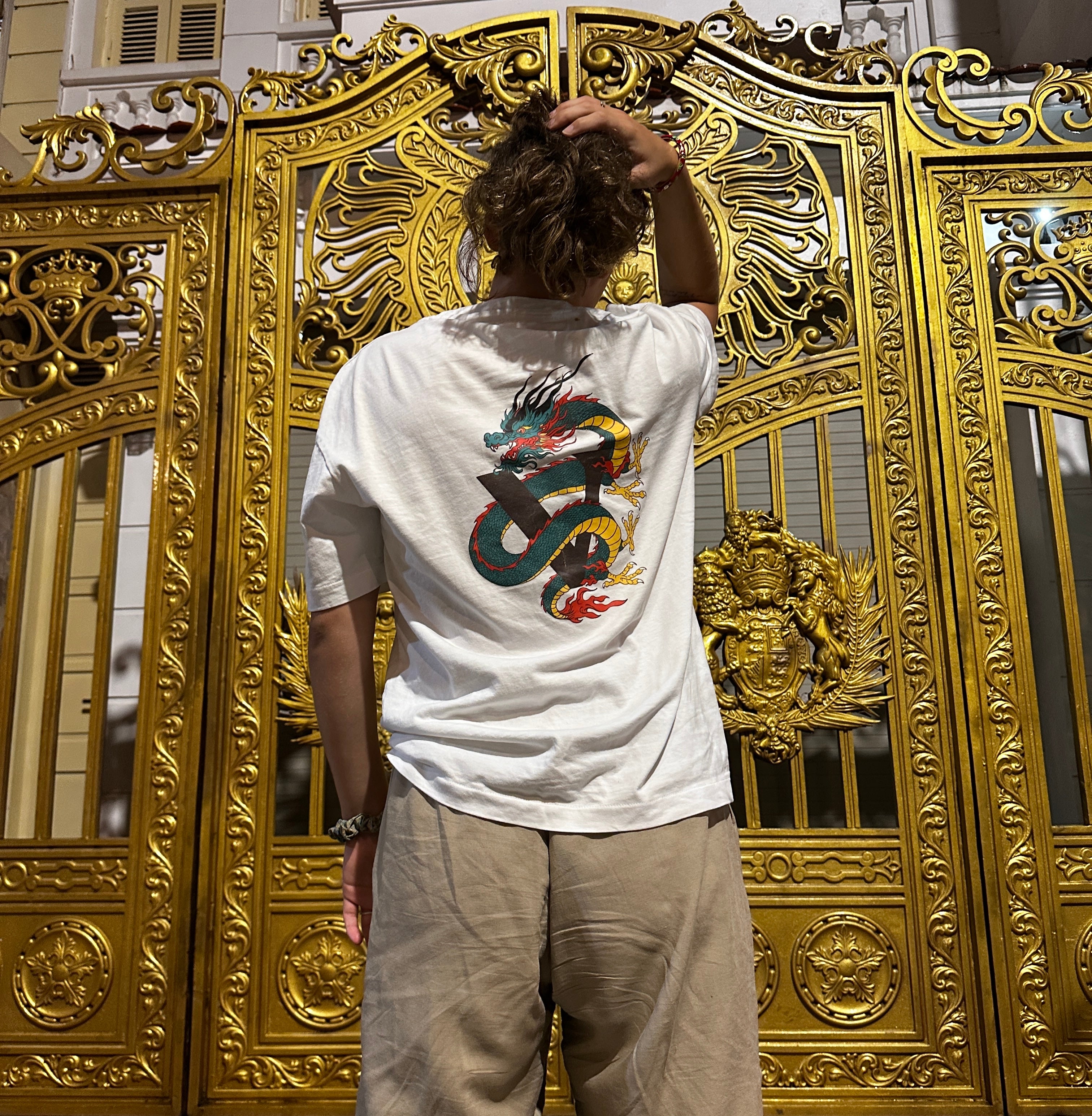 Femme portant un T-shirt blanc, over size fait en coton bio avec un dessin type japonais dragon 